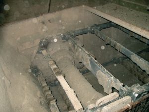 Forged chains for twin strand scraper conveyors